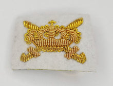 Carica l'immagine nel visualizzatore di Gallery, WW1 WW2 Riproduzione Distintivo Promozione Ufficiale merito Guerra Colore Oro fondo Bianco