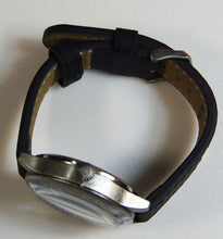 Carica l'immagine nel visualizzatore di Gallery, WW2 Riproduzione orologio Militare