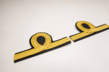 Carica l'immagine nel visualizzatore di Gallery, WW2 Riproduzione Gradi Capitano Gallone Oro fondo NERO Mod 1934 Regio Esercito Italiano