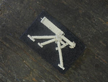 Carica l'immagine nel visualizzatore di Gallery, WW1 Riproduzione Fregio da Braccio Mitragliere Fiat Argento Regio Esercito Italiano