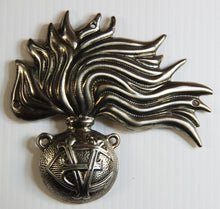 Carica l'immagine nel visualizzatore di Gallery, WW2 Riproduzione Fregio Berretto CC. RR. Regio Esercito Italiano fino al 1945