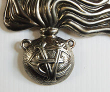 Carica l'immagine nel visualizzatore di Gallery, WW2 Riproduzione Fregio Berretto CC. RR. Regio Esercito Italiano fino al 1945