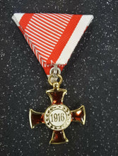 Carica l'immagine nel visualizzatore di Gallery, WW1 Riproduzione Medaglia Croce d'Oro al Merito Goldenes Verdienstkreuz 1916