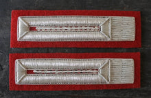 Carica l'immagine nel visualizzatore di Gallery, WW2 Riproduzione Alamari CC-RR Argento Fondo Rosso