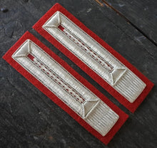 Carica l'immagine nel visualizzatore di Gallery, WW2 Riproduzione Alamari CC-RR Argento Fondo Rosso