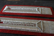 Carica l'immagine nel visualizzatore di Gallery, WW2 Riproduzione Alamari CC-RR Argento Fondo Rosso