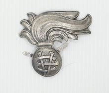 Carica l'immagine nel visualizzatore di Gallery, WW1 Riproduzione Fiamma per Copricapo dei Carabinieri Reali con Insegna VE