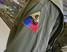 Carica l'immagine nel visualizzatore di Gallery, WW2 Riproduzione Giacca Carrista U.S. Army