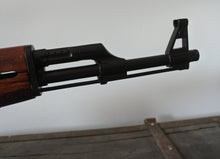 Carica l'immagine nel visualizzatore di Gallery, Riproduzione Simulacro Ak-47 Kalashnikov Calcio Mobile