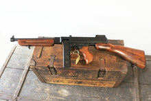 Carica l'immagine nel visualizzatore di Gallery, Riproduzione Simulacro Thompson Mod 1928