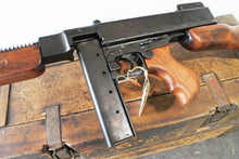 Carica l'immagine nel visualizzatore di Gallery, Riproduzione Simulacro Thompson Mod 1928