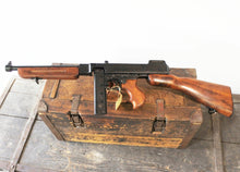 Carica l'immagine nel visualizzatore di Gallery, Riproduzione Simulacro Thompson Mod 1928