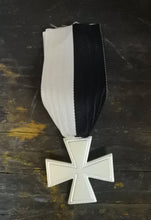 Carica l'immagine nel visualizzatore di Gallery, WW2 Riproduzione Medaglia Croce Di Ghiaccio Regio Esercito Italiano