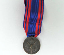 Carica l'immagine nel visualizzatore di Gallery, WW2 Riproduzione Medaglia al Valore Aeronautico versione al Valore Bronzo.