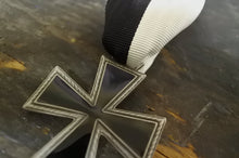 Carica l'immagine nel visualizzatore di Gallery, WW2 Riproduzione Medaglia Croce Di Ghiaccio Nera Regio Esercito Italiano