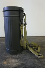 Carica l'immagine nel visualizzatore di Gallery, WW2 Riproduzione Contenitore Maschera Antigas Esercito Tedesco