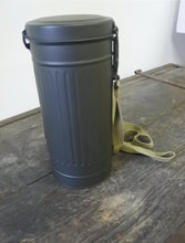 Carica l'immagine nel visualizzatore di Gallery, WW2 Riproduzione Contenitore Maschera Antigas Esercito Tedesco