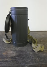 Carica l'immagine nel visualizzatore di Gallery, WW2 Riproduzione Contenitore Maschera Antigas Esercito Tedesco