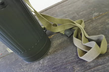 Carica l'immagine nel visualizzatore di Gallery, WW2 Riproduzione Contenitore Maschera Antigas Esercito Tedesco