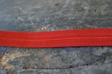 Carica l'immagine nel visualizzatore di Gallery, WW2 Riproduzione Gallone Rosso Gradi Da Truppa Regio Esercito Italiano