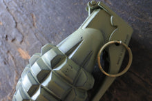 Carica l'immagine nel visualizzatore di Gallery, WW2 - X - Riproduzione Granata Mk2 Verde Adm Simulacri Armi In Resina E Non
