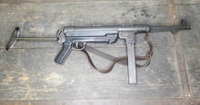 Carica l'immagine nel visualizzatore di Gallery, WW2 - X - Riproduzione Simulacro "Maschinenpistole 1940", abbreviato MP40
