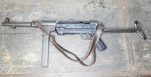 Carica l'immagine nel visualizzatore di Gallery, WW2 - X - Riproduzione Simulacro "Maschinenpistole 1940", abbreviato MP40