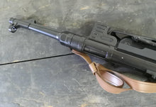 Carica l'immagine nel visualizzatore di Gallery, WW2 - X - Riproduzione Simulacro "Maschinenpistole 1940", abbreviato MP40