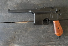 Carica l'immagine nel visualizzatore di Gallery, WW1- X - Riproduzione Simulacro Pistola Automatica Mauser modello C96.