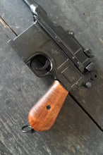 Carica l'immagine nel visualizzatore di Gallery, WW1- X - Riproduzione Simulacro Pistola Automatica Mauser modello C96.