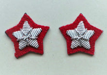 Carica l'immagine nel visualizzatore di Gallery, WW1 WW2 Riproduzione Coppia Stellette Ufficiale 17 mm Arg/Rosso