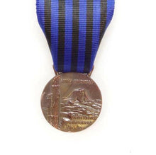 Carica l'immagine nel visualizzatore di Gallery, WW2 - X - Riproduzione Medaglia Campagna Africa Orientale Regio Esercito Italiano.