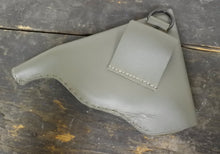 Carica l'immagine nel visualizzatore di Gallery, WW1 Riproduzione Fondina Pistola Glisenti 1910 Cavalleria - Artiglieria Regio Esercito Italiano