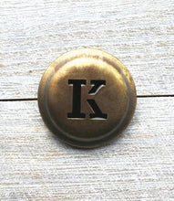 Carica l'immagine nel visualizzatore di Gallery, WW1 Riproduzione Coccarda Berretto Monogramma K AustroUngarico Tedesco