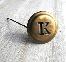 Carica l'immagine nel visualizzatore di Gallery, WW1 Riproduzione Coccarda Berretto Monogramma K AustroUngarico Tedesco