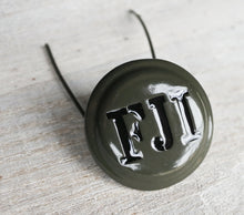 Carica l'immagine nel visualizzatore di Gallery, WW1 Riproduzione Storica Coccarda da Berretto con Monogramma FJI Esercito Austro-Ungarico