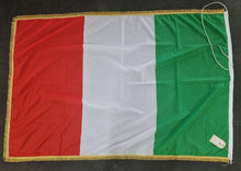 Carica l'immagine nel visualizzatore di Gallery, Bandiera Italiana con Frangia Colore Oro cm. 100X150