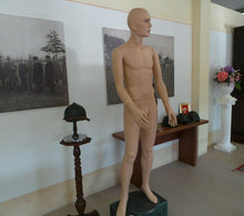 Carica l'immagine nel visualizzatore di Gallery, WW1 WW2 MANICHINO M. 2 ESPOSIZIONE UNIFORMI REGIO ESERCITO ITALIANO