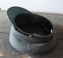 Carica l'immagine nel visualizzatore di Gallery, WW2 RIPRODUZIONE BERRETTO TESA MODELLO 1934 REGIO ESERCITO ITALIANO PANNO GRIGIOVERDE