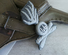 Carica l'immagine nel visualizzatore di Gallery, WW1 Riproduzione Ufficiale Sottufficiale e truppa Artiglieria da Campagna fregio per berretto Regio Esercito