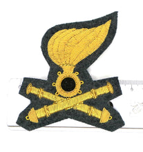 Carica l'immagine nel visualizzatore di Gallery, WW2 Riproduzione Fregio Ufficiale Berretto Tesa Mod 34 Artiglieria da Campagna