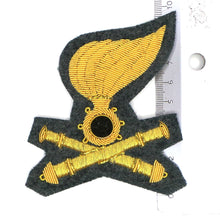 Carica l'immagine nel visualizzatore di Gallery, WW2 Riproduzione Fregio Ufficiale Berretto Tesa Mod 34 Artiglieria da Campagna