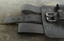 Carica l'immagine nel visualizzatore di Gallery, WW2 Riproduzione Fondina Gabbietta Beretta Mod 43 Nero