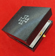 Carica l'immagine nel visualizzatore di Gallery, WW1 WW2 Riproduzione Scatola per Croce di Ferro di Prima Classe