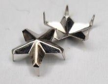 Carica l'immagine nel visualizzatore di Gallery, WW1 WW2 Riproduzione Stelletta Metallo con gancio sulle punte Color ARGENTO 12 mm