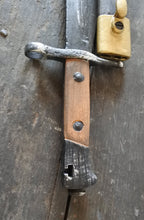 Carica l'immagine nel visualizzatore di Gallery, WW1 Riproduzione Baionetta in Resina Modello 91 a T Estraibile