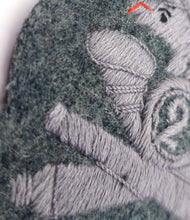 Carica l'immagine nel visualizzatore di Gallery, WW1 WW2 Riproduzione Fregio Artiglieria Montagne Cappello Corpo degli Alpini