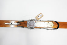 Carica l&#39;immagine nel visualizzatore di Gallery, WW2 Coppia di Sci in Legno Esercito Italiano con Attacchi Kandahar a Molla  Altezza 210 cm
