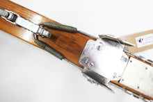 Carica l&#39;immagine nel visualizzatore di Gallery, WW2 Coppia di Sci in Legno Esercito Italiano con Attacchi Kandahar a Molla  Altezza 210 cm
