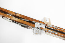 Carica l&#39;immagine nel visualizzatore di Gallery, WW2 Coppia di Sci in Legno Esercito Italiano con Attacchi Kandahar a Molla  Altezza 210 cm

